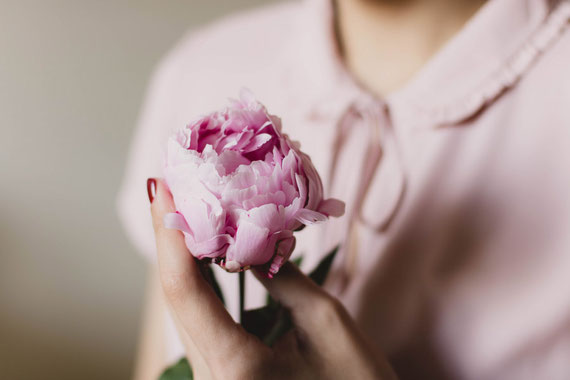 花を持つ女性