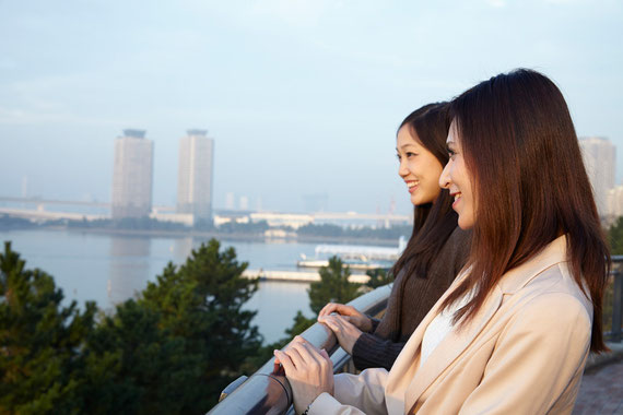 景色を見る2人の女性