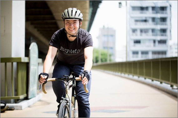 自転車に乗る男性