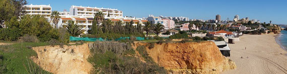 Hotel "Jardim Do Vau" und der dazugehörige strandabschnitt