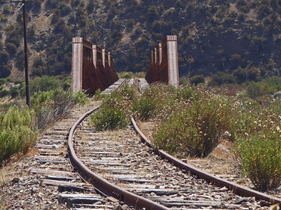 Stillgelegte Eisenbahnstrecke, vor allem zu Bergwerken, heute durch Buslinien ersetzt.