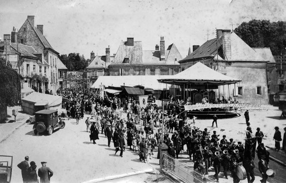 Les pèlerins passant sur la place