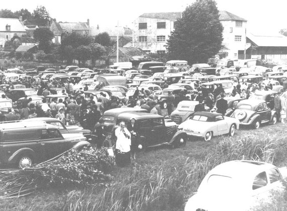 La bénédiction des automobiles dans le pré, en 1954