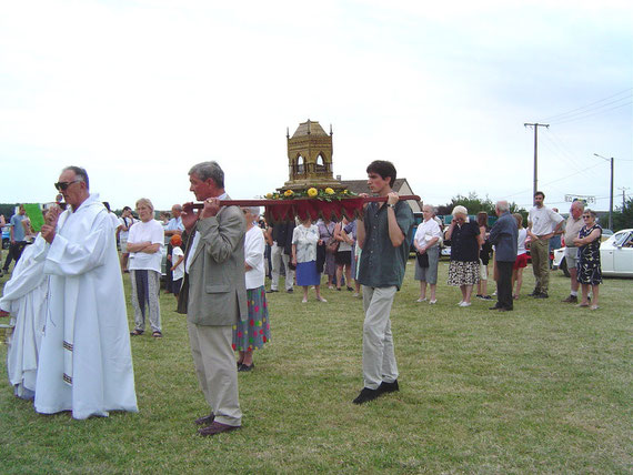 L'arrivée de la procession et des reliques à l'Espace Beau Soulage, en 2003