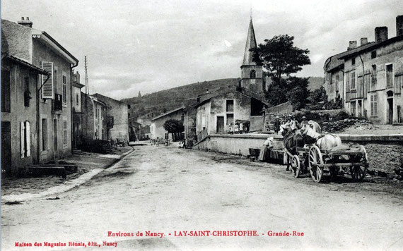 Carte postale ancienne montrant la rue principale, au début du XXe siècle