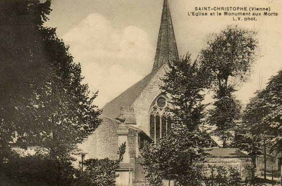 Carte postale ancienne montrant l'église du village