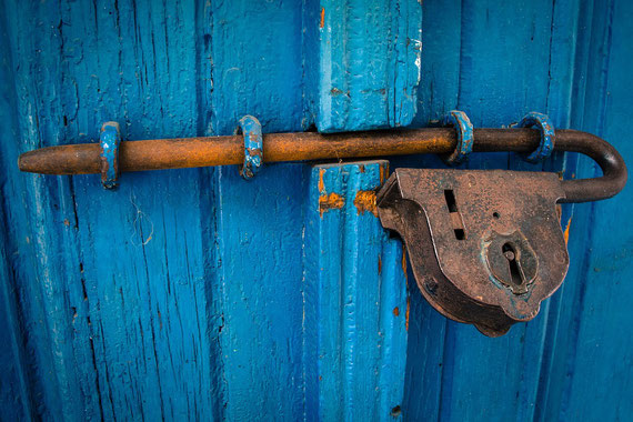  rostige Vorhängeschloss 19. Jahrhundert an einer Tür tiefblau - Pixabay