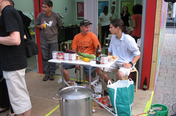 Cafe Melange Eröffnung mit dem interaktiven Kunstprojekt DIE JAHRESSUPPE und MitarbeiterInnen des Magazins AUGUSTIN
