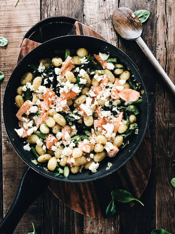 Gnocchi-Pfanne mit Spargel, Spinat & Lachs