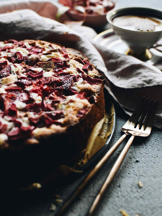 SCHNELLER RÜHRKUCHEN MIT ERDBEEREN & RHABARBER