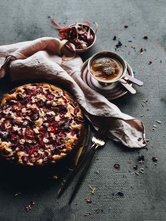 SCHNELLER RÜHRKUCHEN MIT ERDBEEREN & RHABARBER