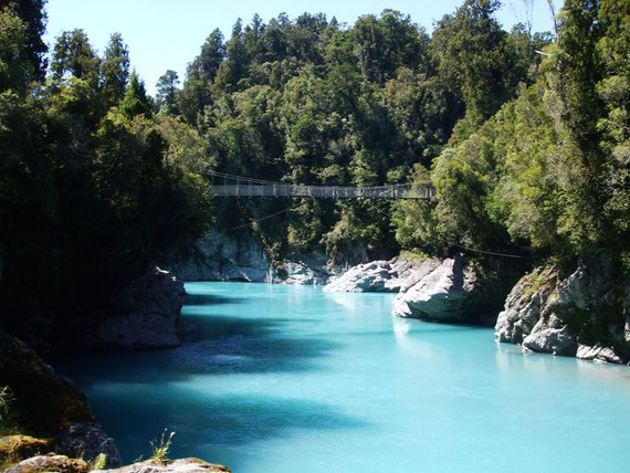 Das blaue Wasser des Hokitika River in der Hokitika Gorge