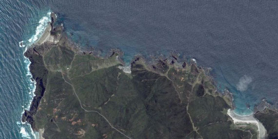 Die Landspitze ganz oben links ist Cape Rienga. Dieser Ort ist den Maori heilig. Sie übergeben hier die Geister ihrer Ahnen dem Meer. Die große Sandbucht ganz rechts ist Tapotopotu Bay.