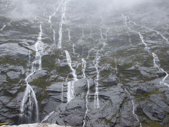 Bei Regen verwandeln sich Felswände in Wasserfälle