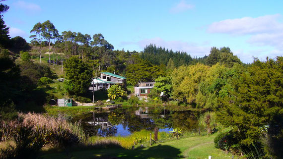 Blick auf die Haupthäuser von Waiora Gardens (Foto: Martin Gemeinholzer)