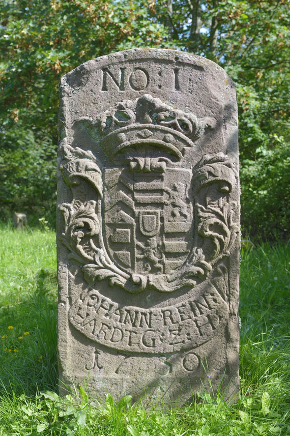 Fulda-Hanauischer Hauptstein Nr. 1 zwischen der Exklave des Hochstifts Fulda und der Grafschaft Hanau von 1730. (Foto: Hessenpark)