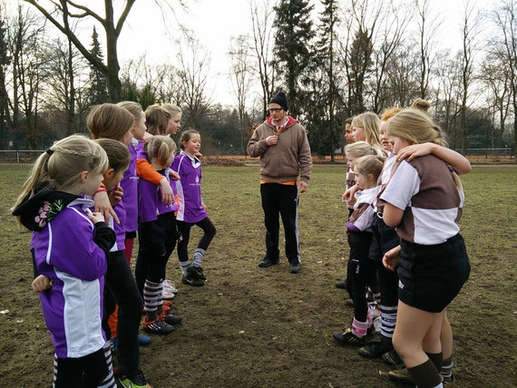 Rugbytraining und Rugbypiel einmal nur für Mädchen, Spielerinen aus mehreren Vereinen waren im Stadtpark dabei