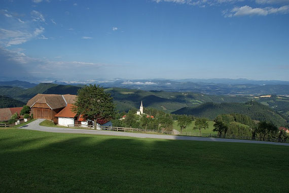 Bei der Auffahrt der Blick über das Klagenfurter Becken nach Westen welcher von den Julischen Alpen (links) bis zu den Nockbergen (rechts) reicht