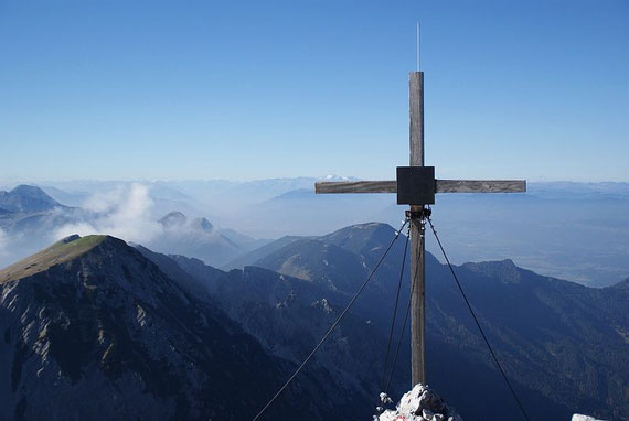 Schon am Hochstuhl der Blick zurück zu Weinasch (ganz links) und Bärentaler Kotschna (knapp links vom Kreuz); im Hintergrund links der Kahlkogel sowie der Mittagskogel