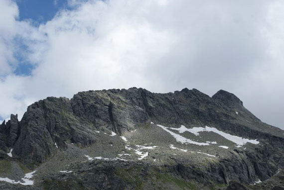 Hohe Leier, der Klettersteig beginnt ganz links und zieht dann über den Grat zum Gipfel (rechts)