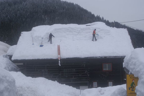 Mittlerweile wird der Schnee für viele Dächer zur Belastungsprobe, weshalb es sich empfiehlt die Dächer abzuschaufeln