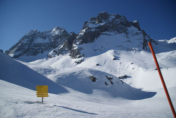 Bei bei der Karlsbader Hütte ragt der Seekofel über dem Schitourengeher auf.