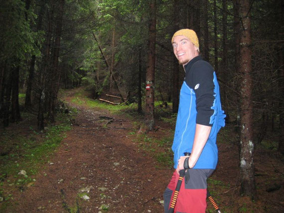 Aufstieg durch den Wald