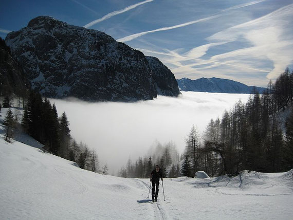 Beim Aufstieg der Blick zurück auf den Kleinen Pal (1866m) und das Nebelmeer