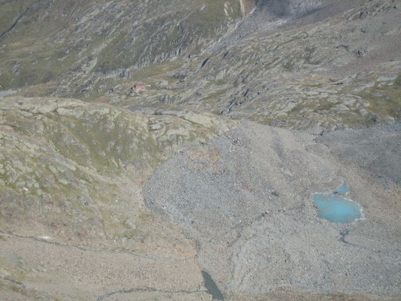 Blick vom Gößnitzkopf hinunter zur Elberfelderhütte, im Vordergrund das Gletschervorfeld des Gößnitzkeeses
