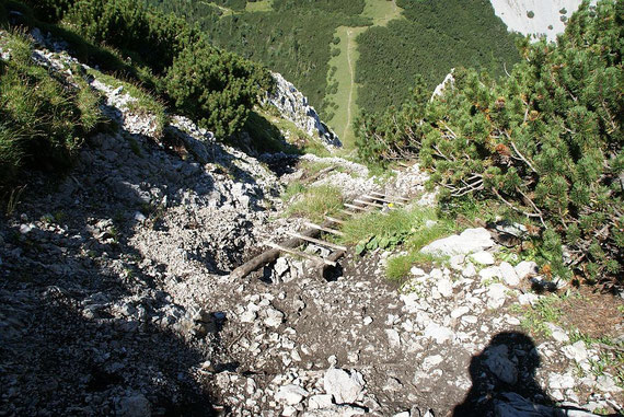Die kurze Holzleiter mit dem Tiefblick zum Hajnžsattel