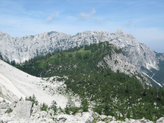 Der kleine bewaldete Hügel im Vordergrund ist die Sleme, im Hintergrund erhebt sich der Zug der Ponza (2272m)