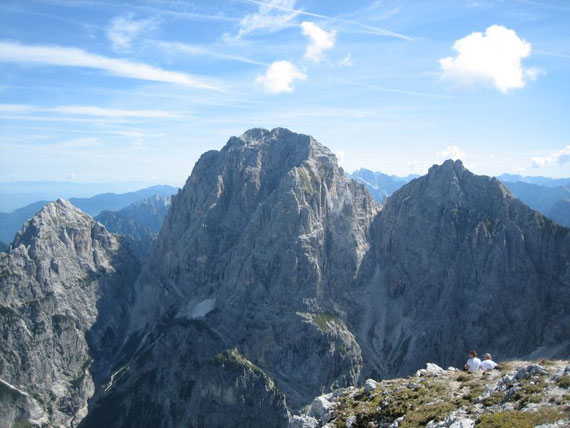 Nach Osten der Wischberg (2666m, Bildmitte) mit dem Grande Nabois (2313m, links) und den Kastreinspitzen (2572m, rechts)