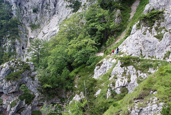 Der Weg nach dem Tunnel führt durch steiles und felsiges Gelände