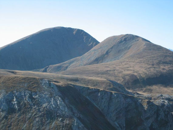 Am Gipfel bot sich ein traumhafter Rundblick. Nach Westen hin erhebt sich der Rosennock. Mit 2440m ist er der höchste der Nockberge. Rechts davon der Kleine Rosennock (2361m)