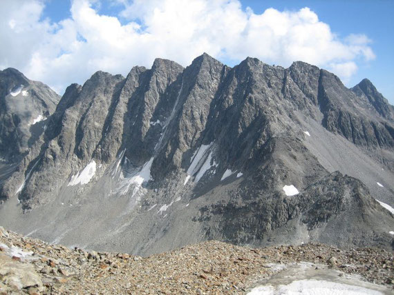 Blick nach Osten zu den Klammerköpfen mit dem stark schuttbedeckten Gößnitzkees