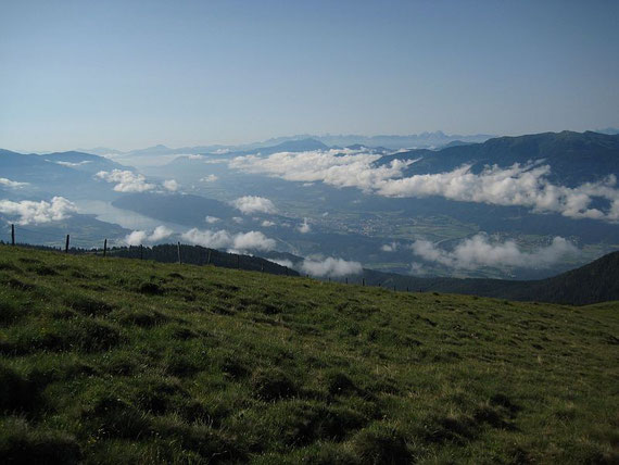 Vom Rücken aus der Blick ins Tal, noch halten sich Nebelbänke, ganz im Hintergrund kann man die Julischen Alpen erkennen