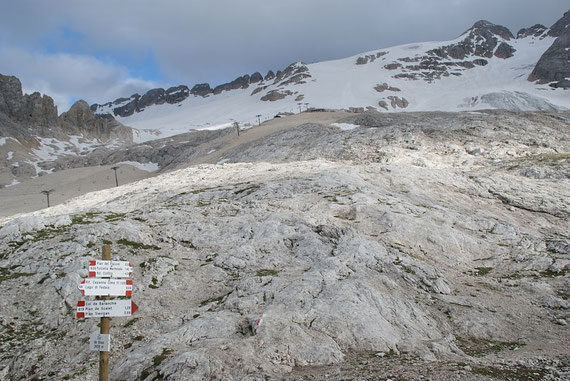 Am Col de Bous der Blick aufwärts zur Schutzhütte und zum Gletscher