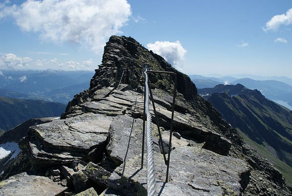 Unterwegs am Grat, knapp neben dem höchsten Punkt kann man schon das Gipfelkreuz erkennen