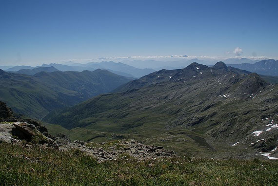 Knapp vor dem Gipfel öffnet sich der beeindruckende Blick nach Süden, welcher bis zu den Julischen Alpen reicht