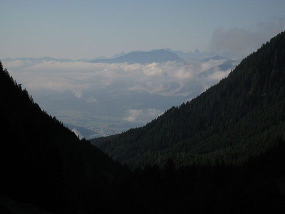 Im Tal hält sich noch Nebel von den Gewittern des Vortages, darüber ist es wolkenlos, die Fernsicht ist aber trotzdem nicht perfekt