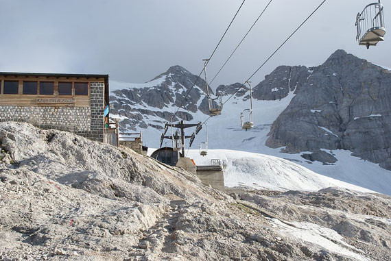 Die Hütte mit der Punta Penia (rechts der Liftseile)