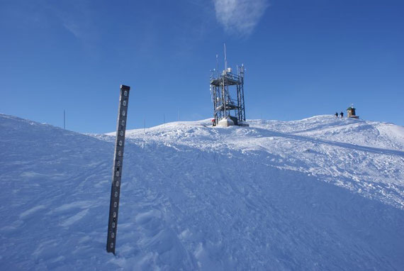 Die meteorologische Station, die Schneehöhe beim Schneepegel beträgt am 2.1.2009 136cm