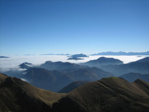 Im Osten ist im Hintergrund links die knapp 110km weit entfernte Petzen (2113m) zu sehen. In der Bildmitte der Dobratsch (2167m) und weiter rechts der slowenische Teil der Julischen Alpen