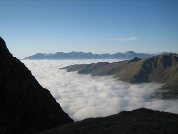 Der Hochnebel reicht bis fast 2000m Seehöhe, im Hintergrund erheben sich die Lienzer Dolomiten und die Karnischen Alpen