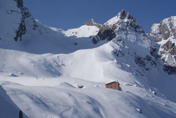 Die Karlsbader Hütte mit der Ödkarscharte im Hintergrund