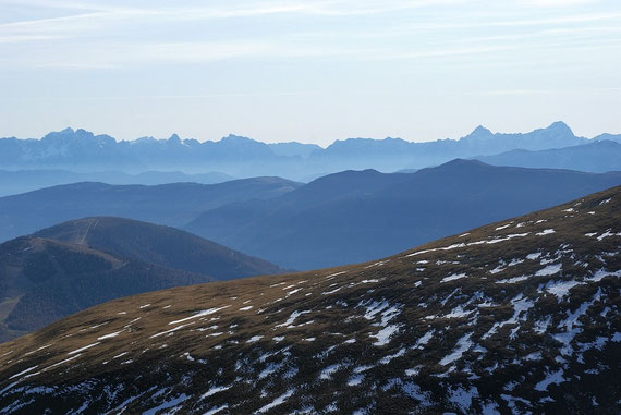 Die Julischen Alpen grüßen im Süden am Horizont