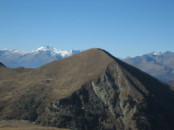 Nach Nordwesten die Hohen Tauern mit der Hochalmspitze (3360m) im Hintergrund und dem Plattnock (2316m) im Vordergrund