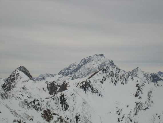 Im Westen der Stock der Kellerwand mit dem Kollinkofel (2691m), rechts davon der kleine Spitze der Rauchkofel (2460m) und am linken Bildrand der Promos (2195m)