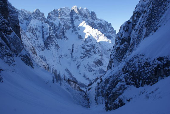 Im Westen zeigt sich das Montasch-Massiv mit der beängstigenden Brdo-Rinne