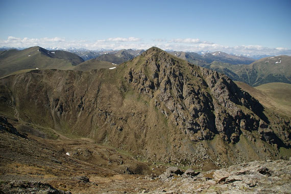 Der Flakertspitz grüßt, durch die Felswände führt der schwierige Falkensteig (Klettersteig); im Vordergrund ist das schöne Sonntagstal (Aufstiegsweg) zu erkennen
